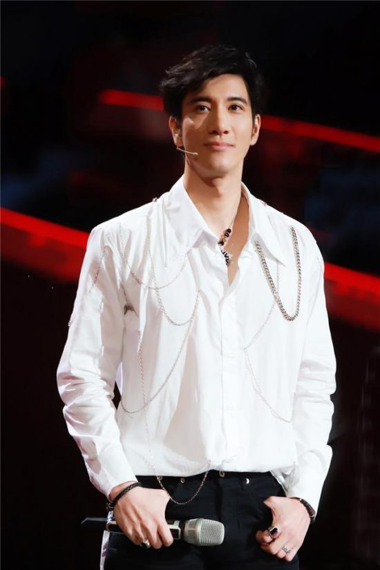 王力宏出席發布會，白襯衫搭配黑色長褲俊美優雅，哪裡像43歲 娛樂 第7張