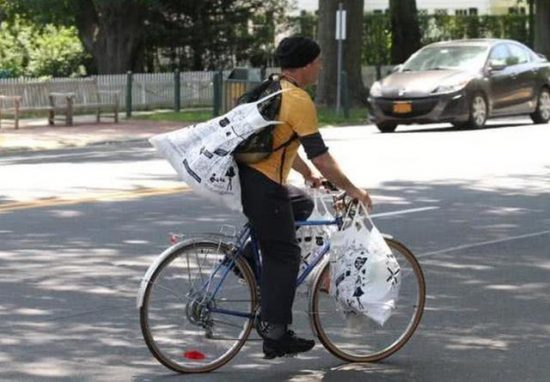 鋼鐵人幕後生活太樸素，明明身家破億，還戴頭巾騎車去買生活用品 娛樂 第5張