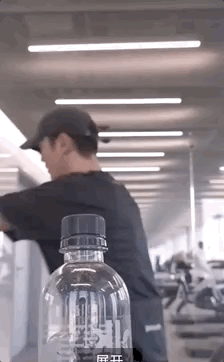 46歲李冰冰踢瓶蓋，網友：誰都能做到 娛樂 第3張