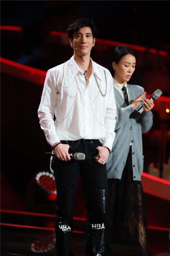 王力宏出席發布會，白襯衫搭配黑色長褲俊美優雅，哪裡像43歲 娛樂 第5張
