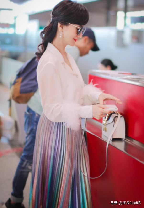 趙雅芝穿彩虹條紋裙，面帶微笑似桃花，64歲像24歲美少女 娛樂 第4張