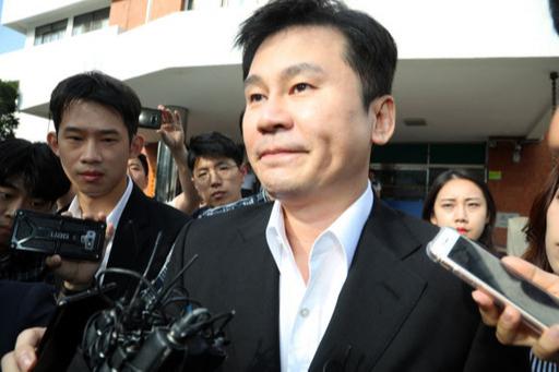 YG楊賢碩完成23小時的警方審問，一出來就被媒體圍堵了？ 娛樂 第4張