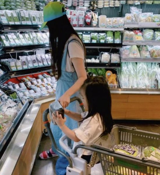 50歲伊能靜成曬娃狂魔，帶女兒小米粒逛超市曬照超溫馨 娛樂 第3張