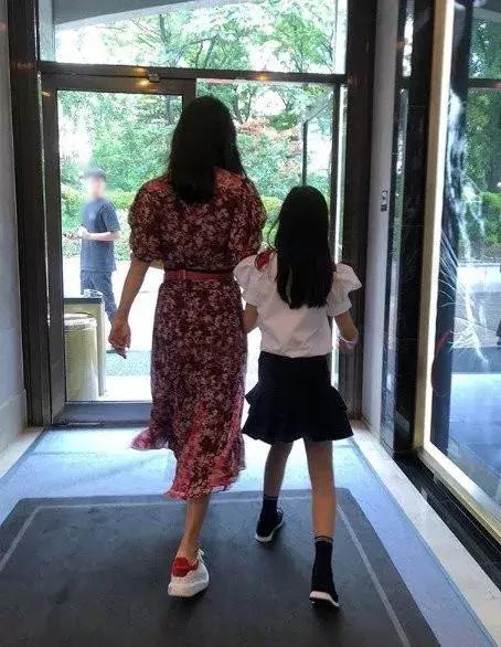 42歲金喜善展現凍齡美貌，無愧韓第一美女，10歲女兒如今大變樣 娛樂 第8張