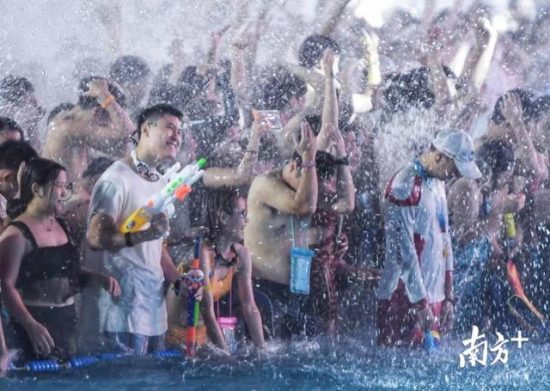 范丞丞打卡長隆獻出多個「第一次」，與萬人玩轉水上電音派對 娛樂 第1張