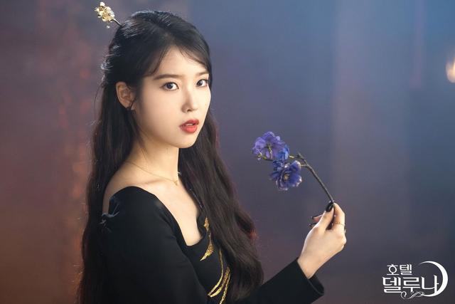 「IU」「分享」190824 歌手IU到演員李知恩，以《德魯納酒店》到來的花樣年華 娛樂 第2張