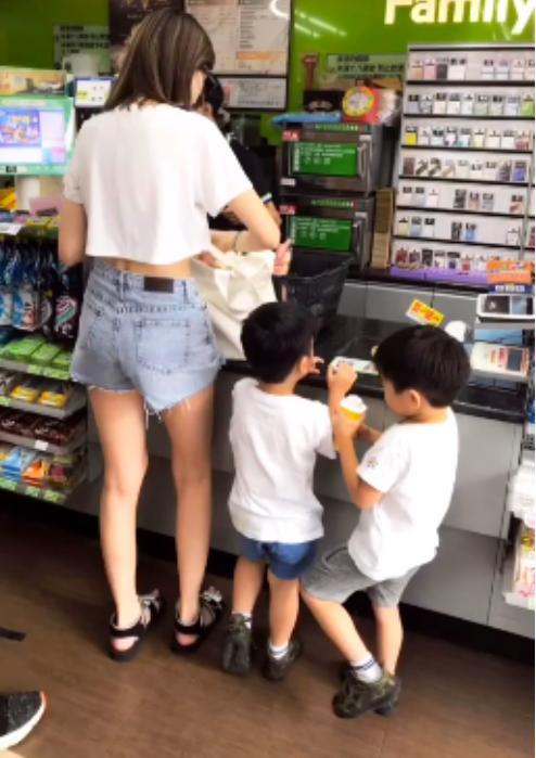 陳若儀與雙胞胎穿親子裝外出，Kimi拍照技術超過爸爸 娛樂 第4張