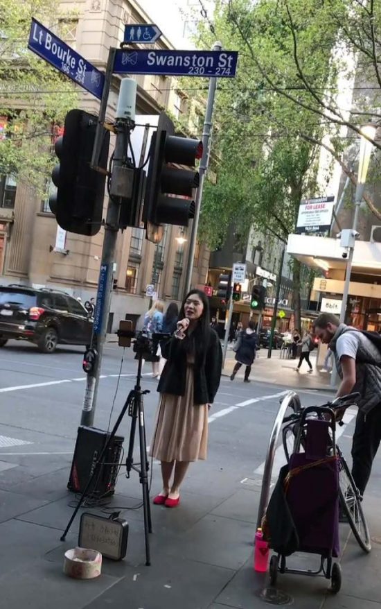 抖音街頭女孩火了，一首歌唱中國讓人哭紅眼，千萬別學莉哥！ 娛樂 第3張