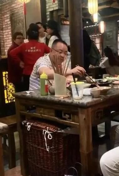 48歲韓紅帶小鮮肉帥哥吃火鍋，面容憔悴顯老，網友：歲月不饒人 娛樂 第3張