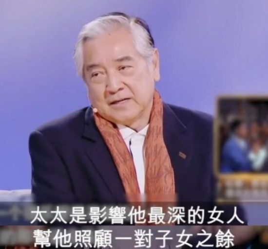 74歲秦沛與妻子逛街，全程親密挽手顯恩愛，曾言妻子影響自己很大 娛樂 第6張