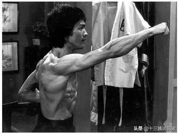 李小龍變態身體肌肉照：體脂含量僅3%，一秒可打出9拳，踢出去6腳 娛樂 第2張