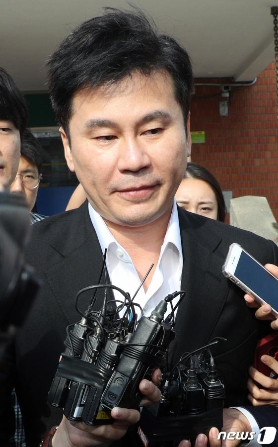 YG楊賢碩完成23小時的警方審問，一出來就被媒體圍堵了？ 娛樂 第5張