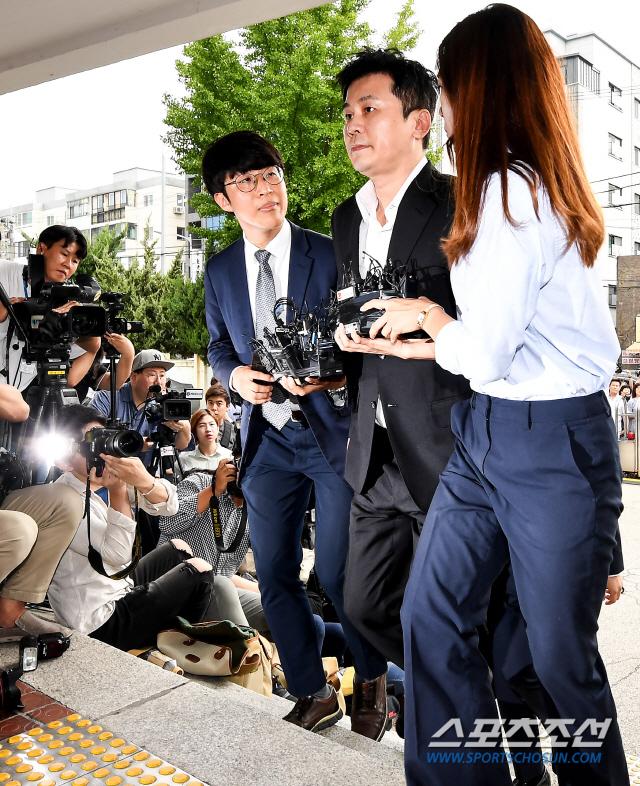 YG楊賢碩完成23小時的警方審問，一出來就被媒體圍堵了？ 娛樂 第3張
