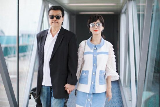 趙雅芝夫婦走機場，花式穿情侶裝時髦驚艷，老公年過七十還是型男 娛樂 第6張