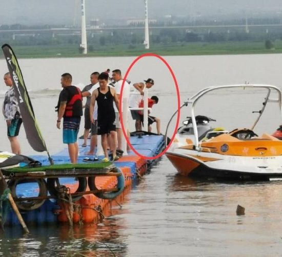 陳羽凡帶兒子玩摩托艇，11歲元寶暴風抽高，清瘦五官像爸爸 娛樂 第1張