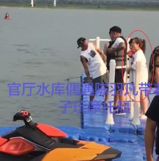 陳羽凡帶兒子玩摩托艇，11歲元寶暴風抽高，清瘦五官像爸爸 娛樂 第3張