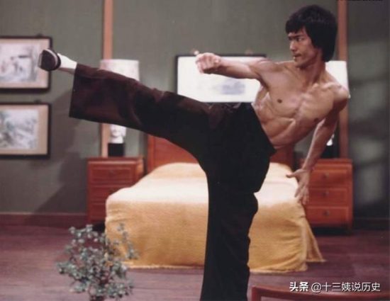 李小龍變態身體肌肉照：體脂含量僅3%，一秒可打出9拳，踢出去6腳 娛樂 第8張