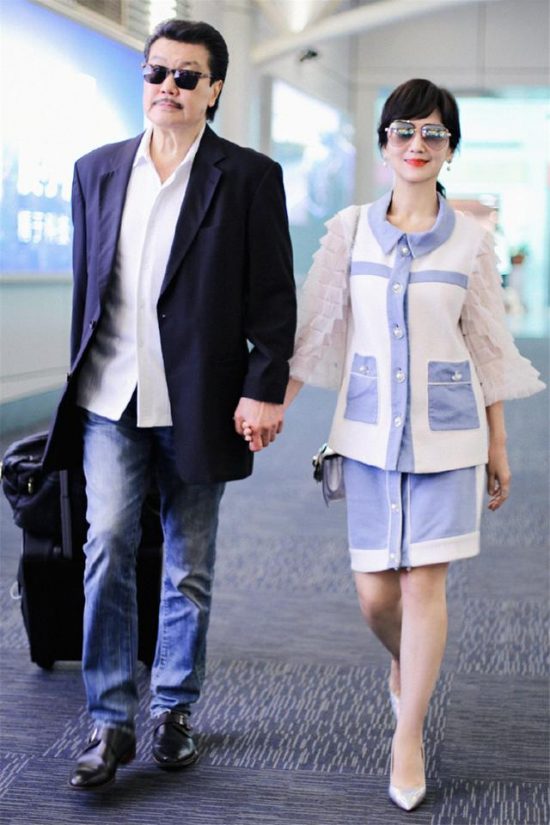 趙雅芝夫婦走機場，花式穿情侶裝時髦驚艷，老公年過七十還是型男 娛樂 第5張