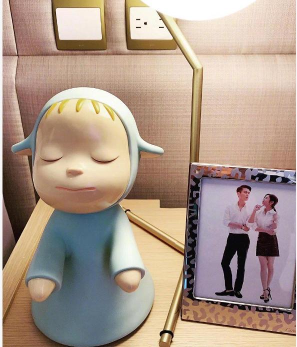 陳妍希再曬幸福，陳曉送的生日禮物到貨，卻被床邊照片搶鏡 娛樂 第2張