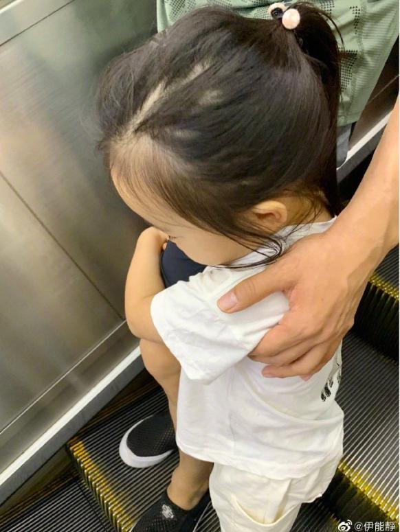 伊能靜曬一家出遊照，3歲女兒緊抱爸爸大腿，沒繼承爸爸高顏值 娛樂 第4張