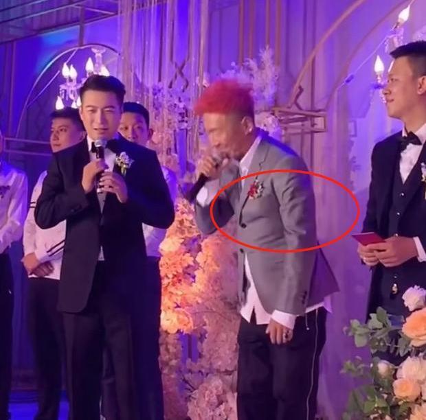 陳羽凡接婚禮商演，一頭紅髮造型土味，清唱《最美》掌聲稀少 娛樂 第4張