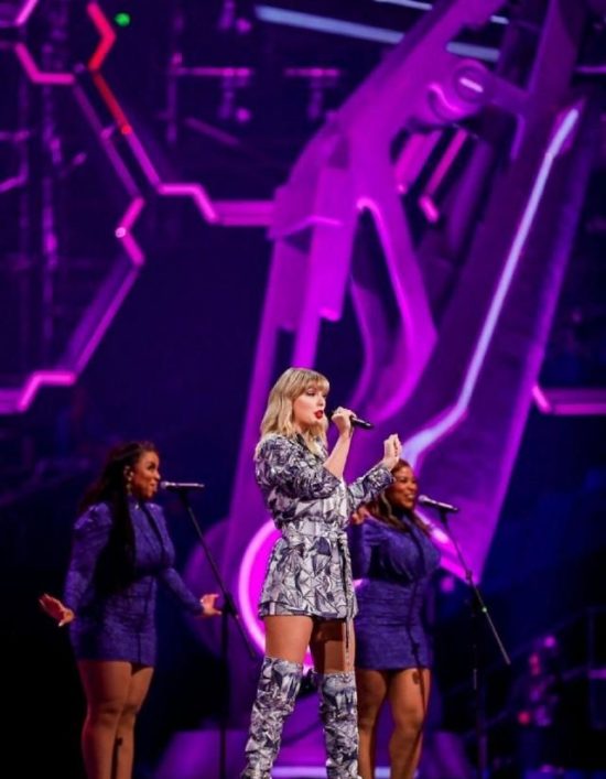 Taylor swift雙十一演出，竟遭主持人上下其手，本人卻這樣回應 娛樂 第2張