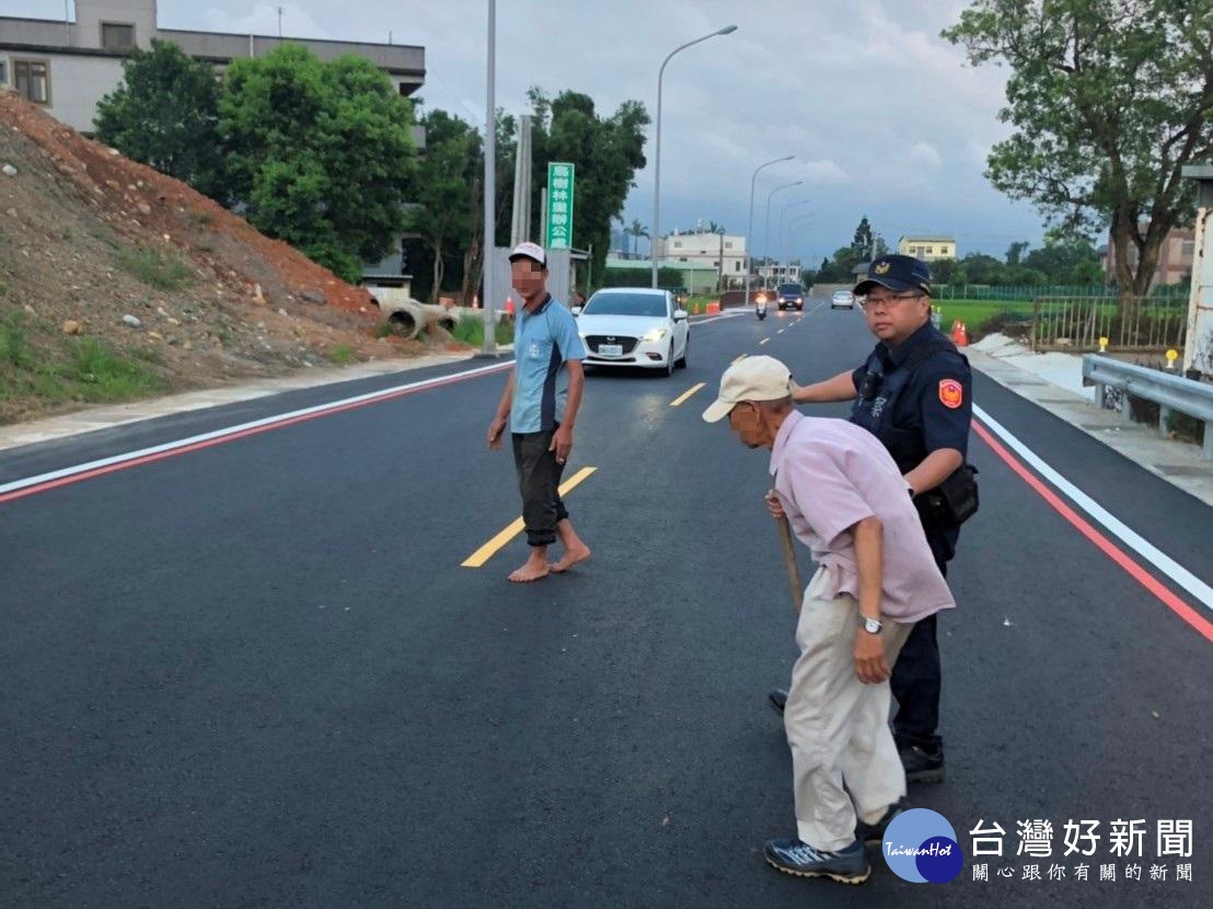 9旬迷途老翁蹲坐路旁　暖警協查身分助返家 台灣好新聞 第1張