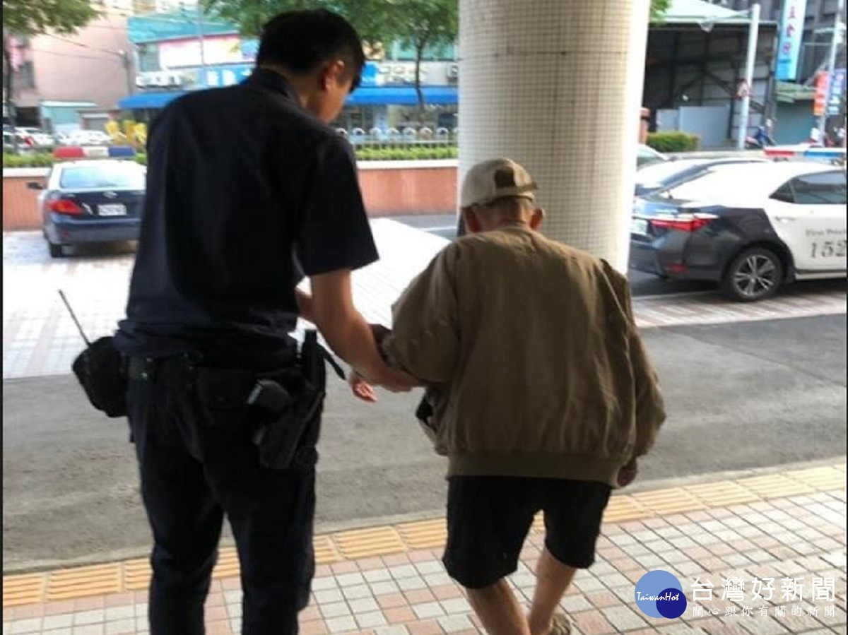 老翁烈日正午市區迷途　熱心警協助返家 台灣好新聞 第1張