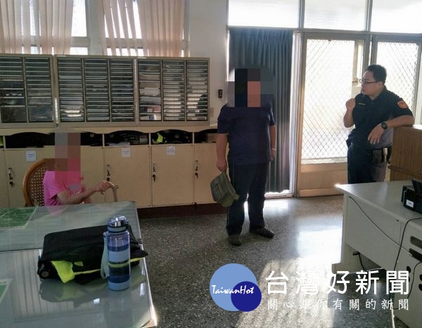 失智老婦不耐酷熱路倒　巧遇巡警即時救援 台灣好新聞 第1張