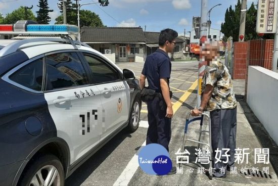 老翁行動不便烈日步行　警熱心協助返家 台灣好新聞 第1張