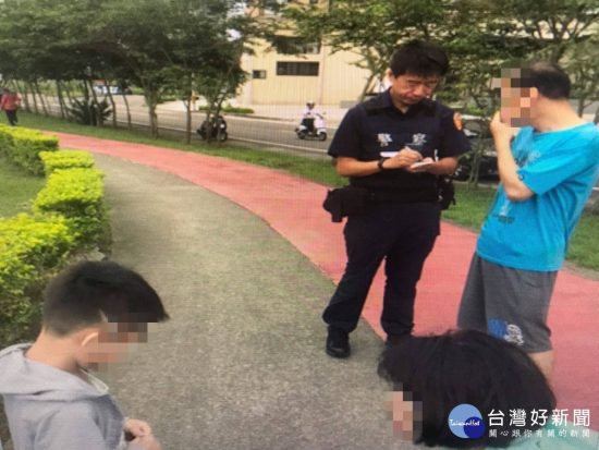 男童迷途險遭車撞　暖心警陪同返家 台灣好新聞 第1張