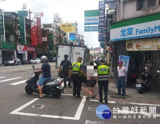 老翁血壓高暈倒車陣中　八德警協助返家 台灣好新聞 第1張