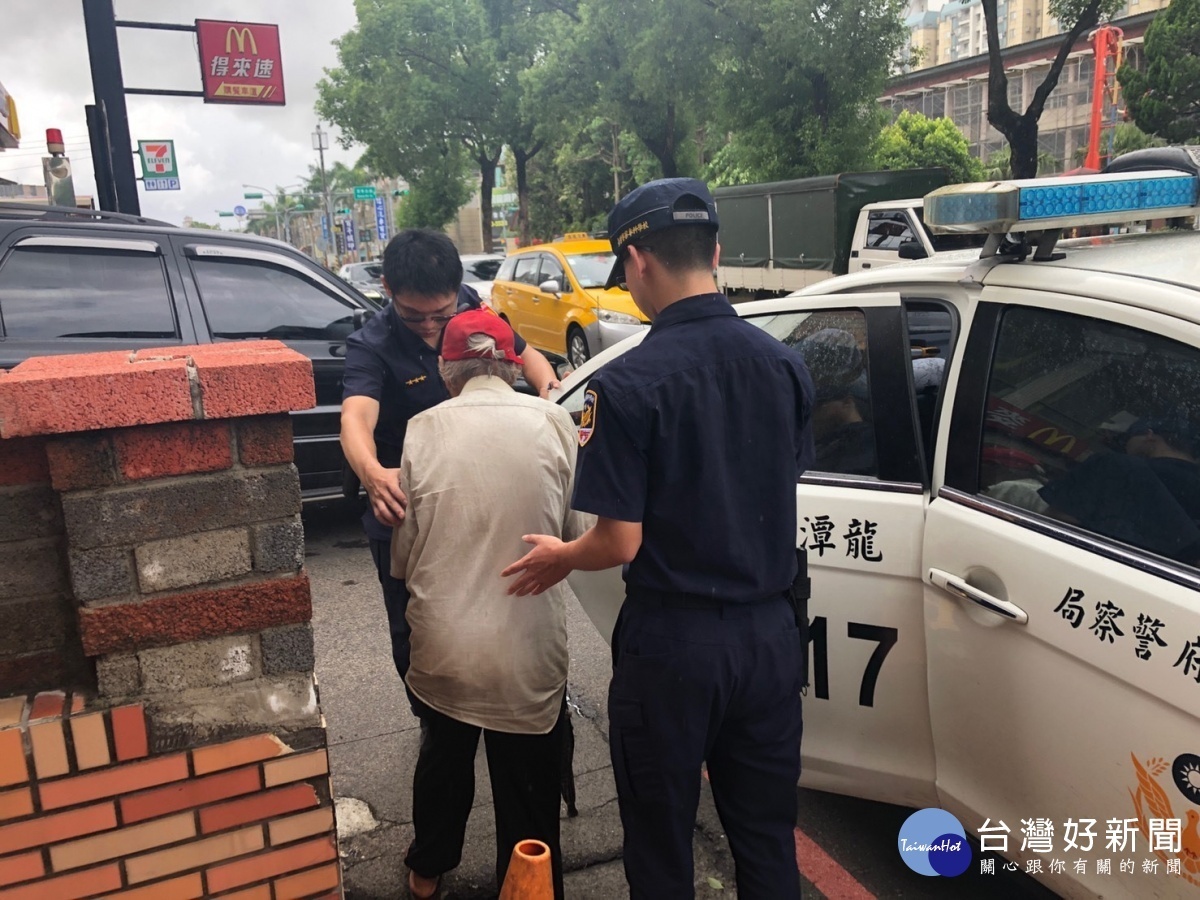 迷途老翁蹲坐路旁　暖警協查身分助返家 台灣好新聞 第1張