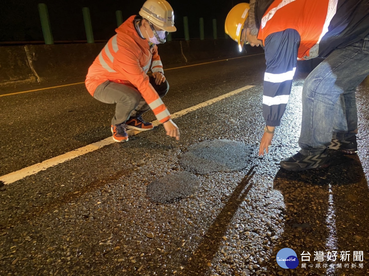 連續降雨台61線路面坑坑洞洞　工程人員冒雨連夜搶修 台灣好新聞 第1張