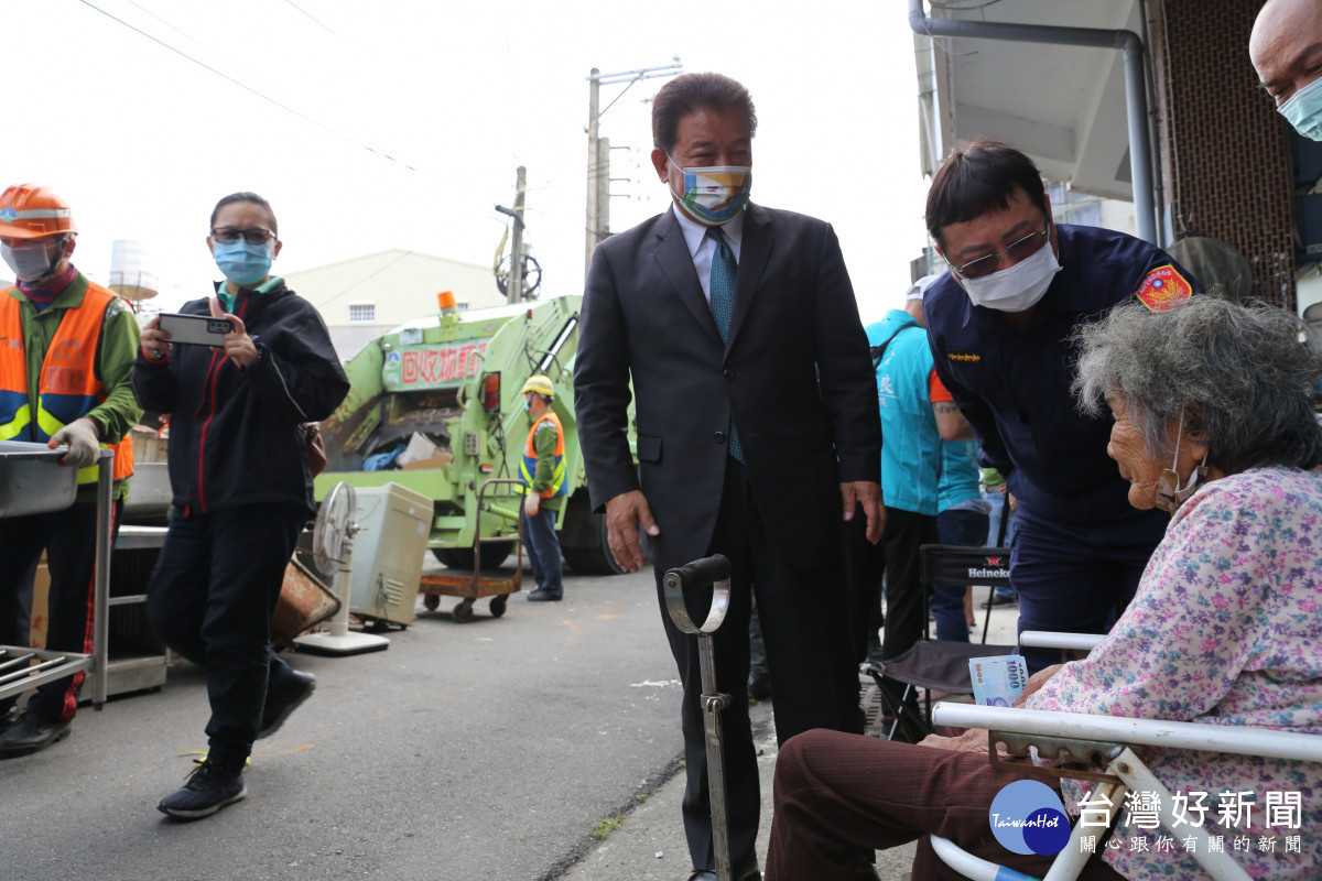 協助老婦清除廢棄回收物　南市議長籲留意居家安全 台灣好新聞 第1張