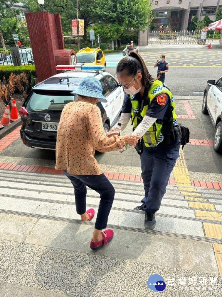 老婦外出迷途　細心女警協助平安返家 台灣好新聞 第1張
