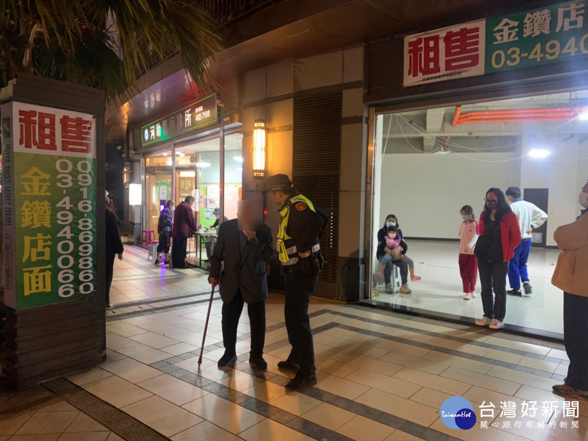 百歲人瑞外出運動迷途　員警協助返家 台灣好新聞 第1張