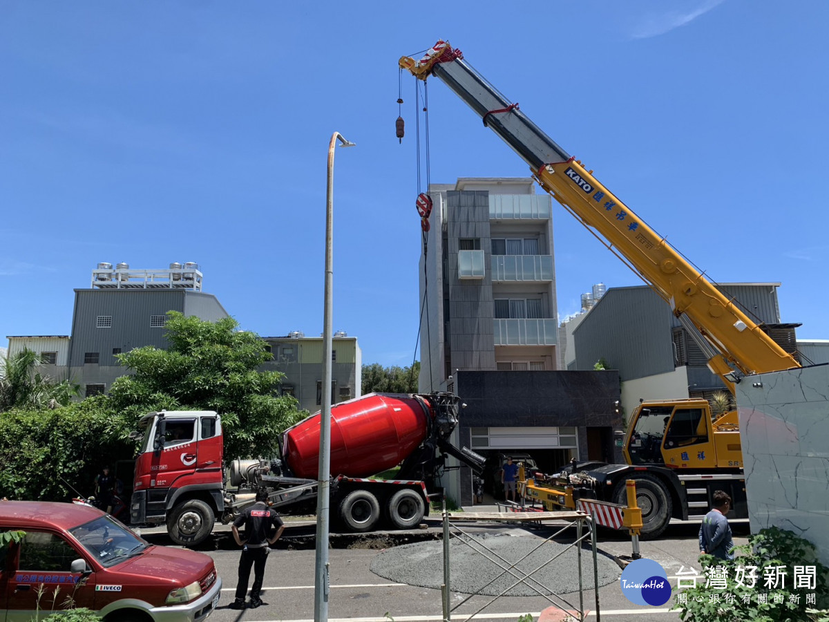 安平區府平路道路下陷　南市府動員緊急搶修 台灣好新聞 第1張