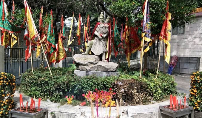 深圳最富裕的區藏著一座皇帝陵墓，模樣很寒酸，如今還被居民包圍 旅遊 第2張