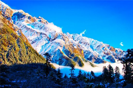 貢嘎雪山下有座古樸小鎮，三面環山地勢險要，因海螺溝冰川知名 旅遊 第1張