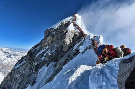 喜瑪拉雅山珠峰大“塞車”，2019年以來遇難人數已達11人-尋夢新聞
