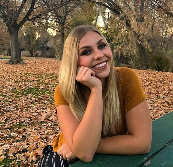 一名美國20歲女大學生為瘋狂購物， 捐血賺錢， 網友大為批評-尋夢新聞