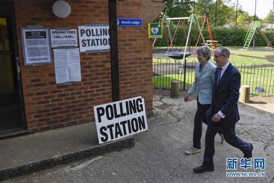 5月23日，在英國桑寧，英國首相特雷莎⋅梅（左）抵達投票站。 五年一次的歐洲議會選舉於5月23日至26日舉行。 新華社發（史蒂芬⋅程攝）