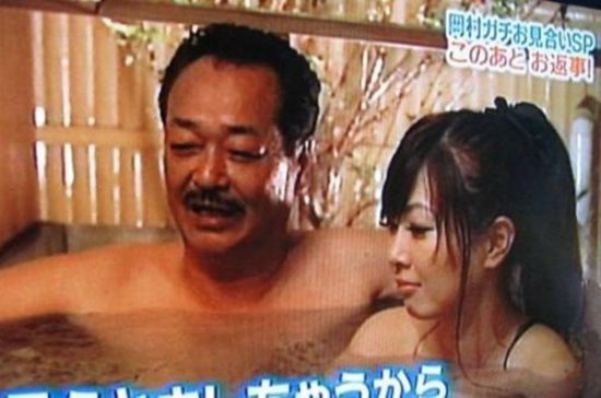 日本真人真事， 女兒20歲還和爸爸一起洗澡？ 這可以嗎？ 你怎麼看！1