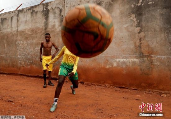 　　2019年6月12日訊，喀麥隆雅溫得，當Gaelle Dule Asheri第一次在家附近的泥濘街道上踢足球時，她是這個非正式社區球隊中唯一的女孩。 17歲的阿舍利(Asheri)和她16歲的隊友Ida Pouadjeu現在是喀麥隆雅溫得Rails Foot Academy (RFA)首批接受專業教練培訓的女孩之一。 該組織成立於今年1月，旨在培養女足人才。 在她的家鄉，很多人仍將足球視為男性的運動。 “我以前和男孩一起訓練，但是不允許和男孩一起做一些練習，因為我是女孩，”阿舍利說。 “但到了這裡，就像來到了另一個世界，我做腹部鍛煉，做所有艱苦的工作，眼淚通常會隨著汗水流出來。”全球對女足的興趣日益濃厚，國際足聯希望今年6月的女足世界杯能吸引超過10億觀眾收看。 喀麥隆國家隊被稱為“不屈不撓的母獅”，是入圍決賽的三支非洲球隊之一。 它的明星球員蓋爾⋅恩加納穆伊特是這個西非國家第一所女子足球學院RFA的幕後推手。 今年1月，她在接受國際足聯採訪時表示，年輕時在雅溫得的經歷告訴她，女性擁有自己的訓練空間非常重要。 圖為17歲的足球運動員Gaelle Dule Asheri和朋友一起在戶外踢足球。 她是Rails Foot Academy (RFA)首批接受專業教練培訓的女孩之一。