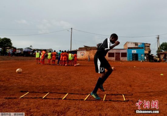 　　當地時間2019年5月1日，喀麥隆雅溫得，第一批參加Rails Foot Academy專業足球教練訓練的女足球運動員在RFA場地參加訓練。