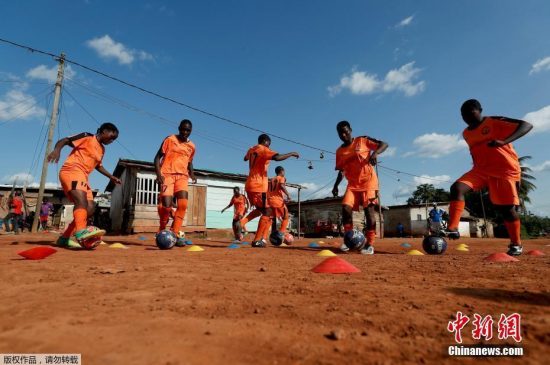 　　當地時間2019年5月2日，喀麥隆雅溫得，16歲的足球運動員Ida Daniela Pouadjeu和U17的隊員一起參加訓練。 她是Rails Foot Academy (RFA)首批接受專業教練培訓的女孩之一。