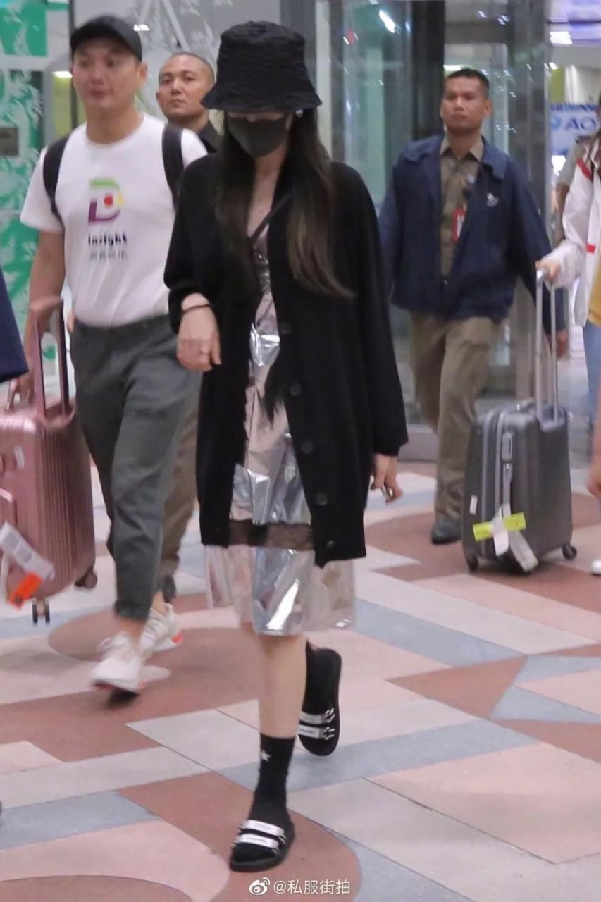 迪麗熱巴在曼谷機場穿著蕾絲睡衣？！ 這金色睡衣太撩人-尋夢新聞