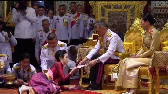 泰國國王太愛這個女護衛隊了 ！“保鏢”王后 又再來個“少將”貴妃 -尋夢新聞