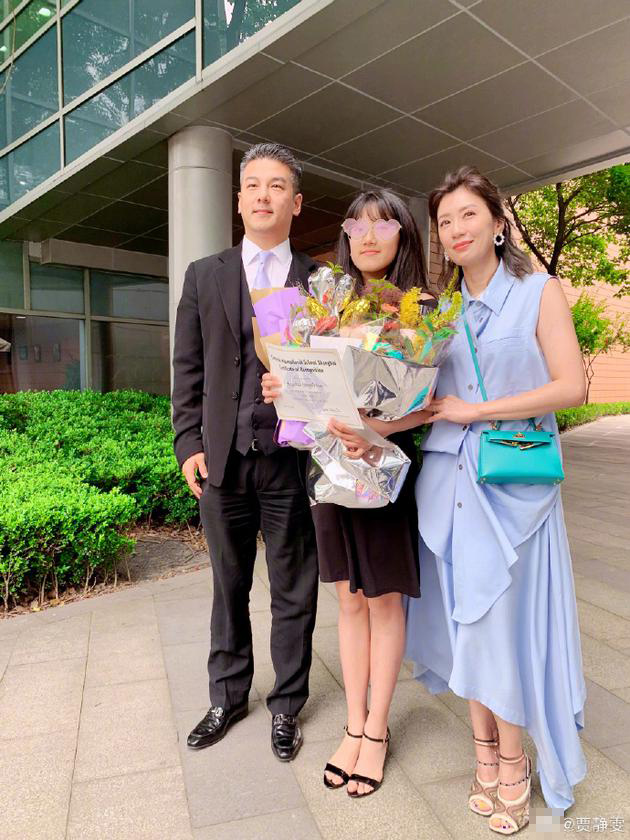 賈靜雯show出在上海參加女兒畢業禮， 與前夫的大方合影-尋夢新聞